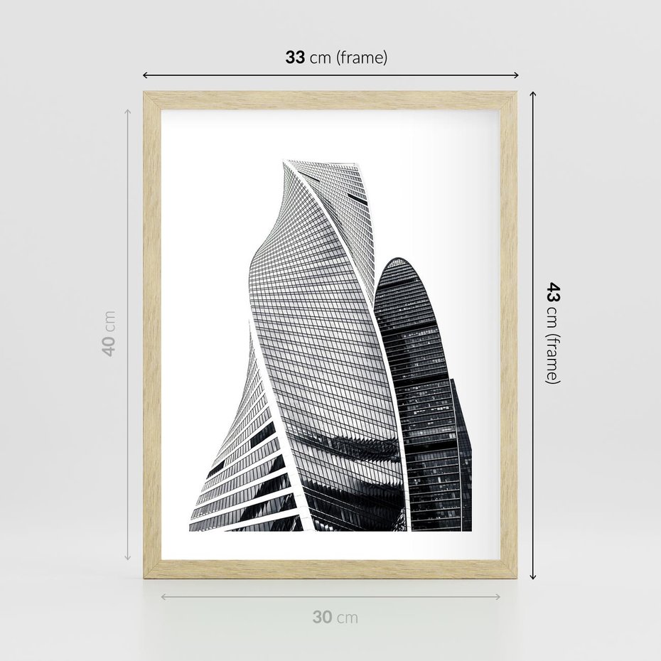 Plakat w ramie 30x40 - Wieżowce z Falistymi Kształtami - nowoczesne wieżowce, czarno biała fotografia - rama drewno