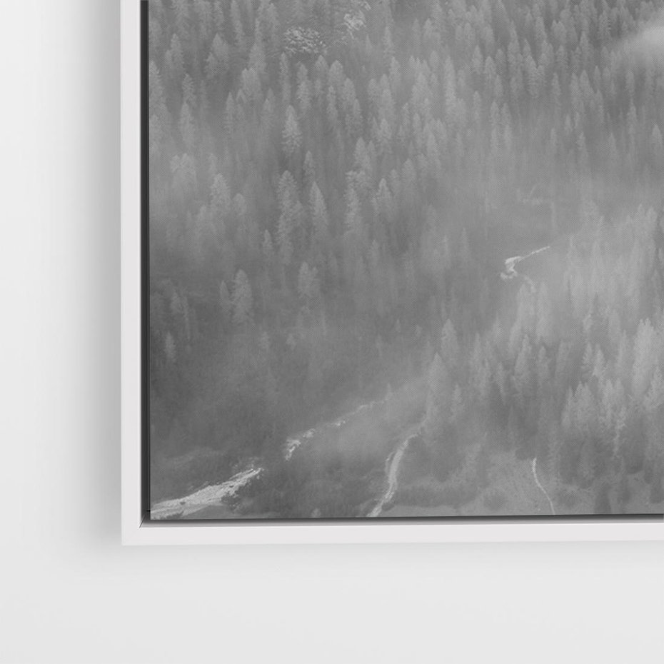 Obraz w ramie 70x50 - Szare Góry - zamglony krajobraz, las - rama biała