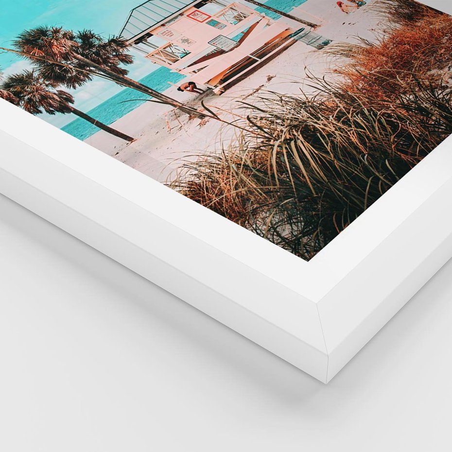 Plakat w ramie 50x70 - Plaża, Palmy i Spokój Miami - budka ratownika, plaża Miami - rama biała