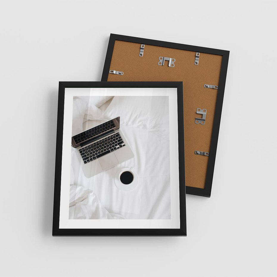 Plakat w ramie 40x50 - Relaks w Łóżku: Kawa i Laptop w Pościeli - komputer, na łóżku - rama czarna