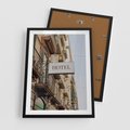 Plakat w ramie 50x70 - Magiczne Spacery - hotel, uliczka - rama czarna