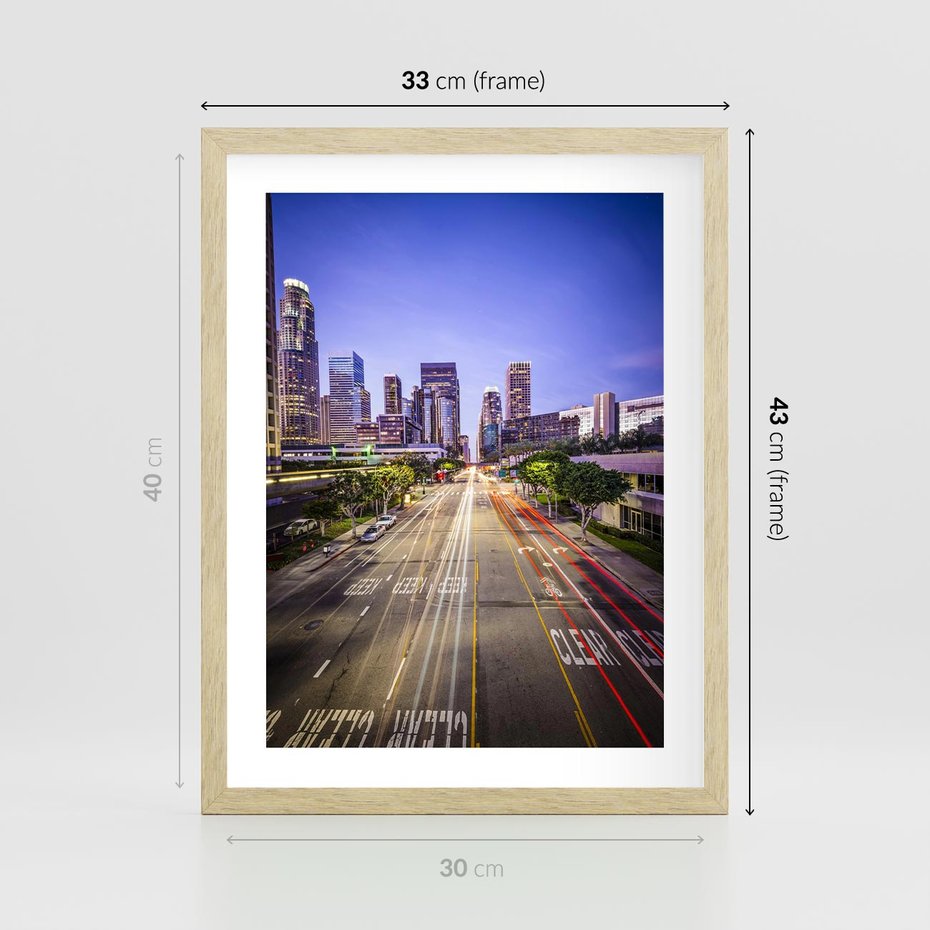 Plakat w ramie 30x40 - Światło nocnej ulicy - miasto, nocą - rama drewno