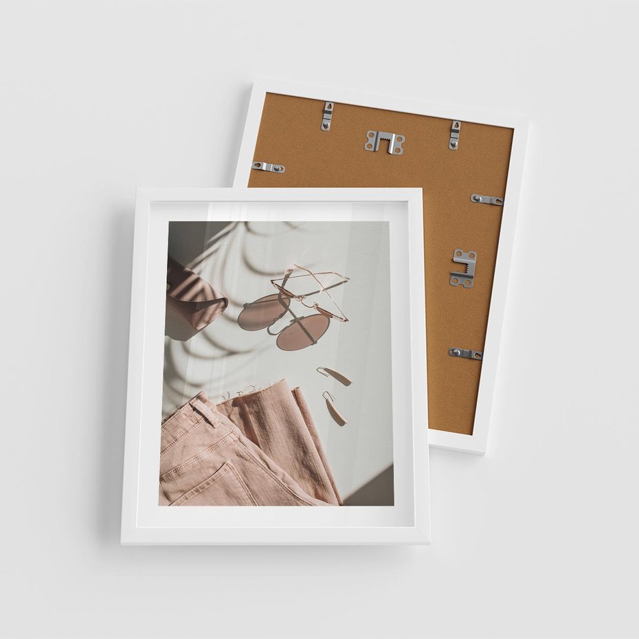 Plakat w ramie 40x50 - Urok Pudrowego Różu - zdjęcie, moda - rama biała