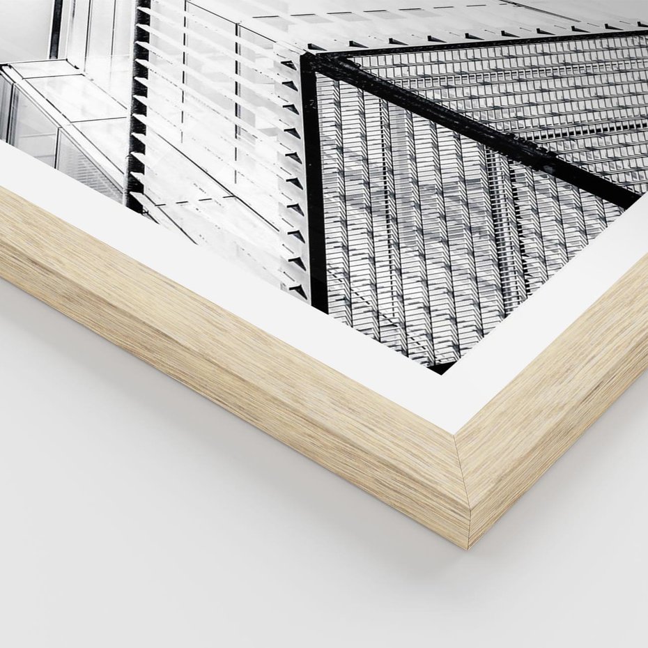 Plakat w ramie 40x50 - Elegancja Współczesnej Architektury: Wieżowiec w Monochromii - nowoczesna architektura, czarno biała fotografia - rama drewno