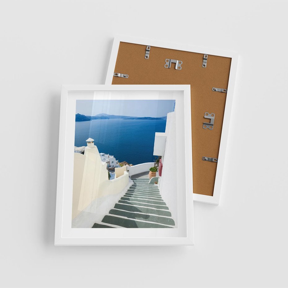 Plakat w ramie 40x50 - Malowniczy urok wyspy - Santorini, schodki - rama biała