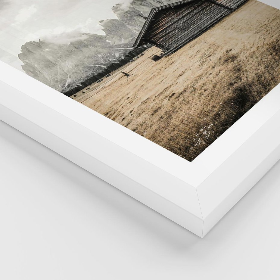 Plakat w ramie 50x70 - Surowa Przestrzeń i Górski Ustronny Azyl - chatka w górach, góry - rama biała