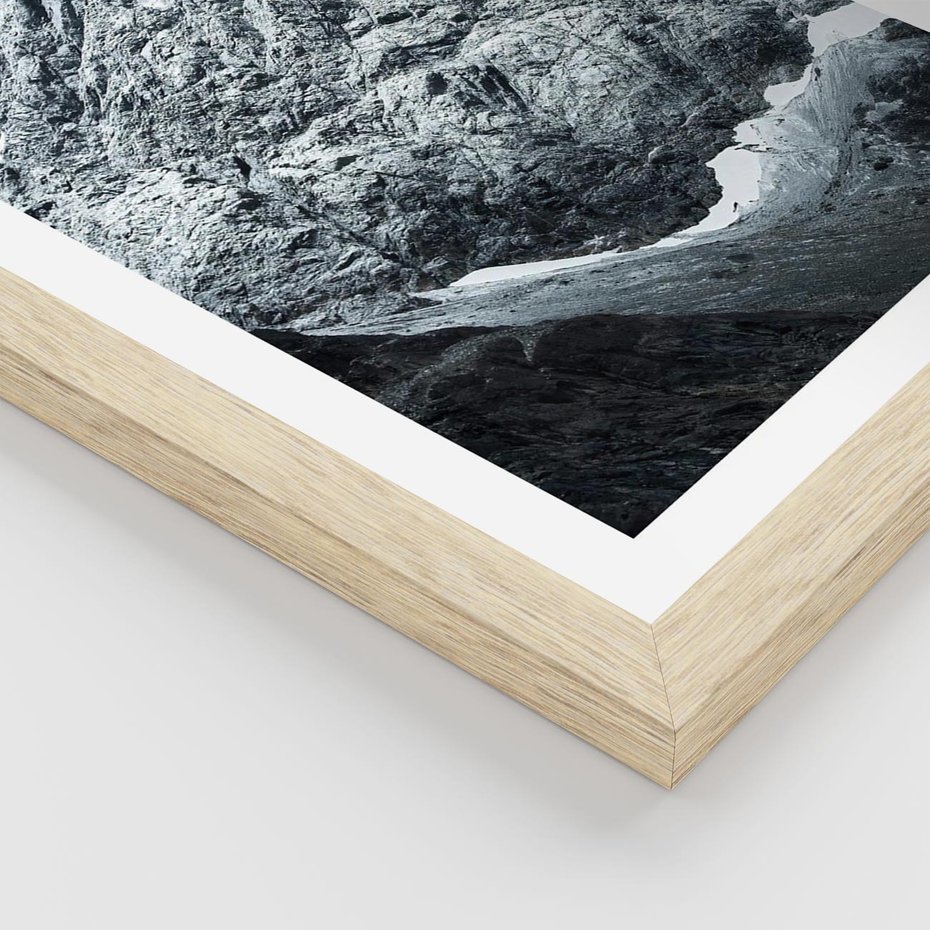 Plakat w ramie 40x50 - Surowość Gór - śnieg, zima w górach - rama drewno