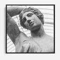 Obraz w ramie 50x50 - Zaklęta w Kamieniu - antyczna rzeźba kobiety na fotografii, czarno biała - rama czarna