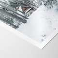 Plakat bez ramy 21x30 - Spokój Zimowej Przygody w Lesie - domek w górach w lesie, zima