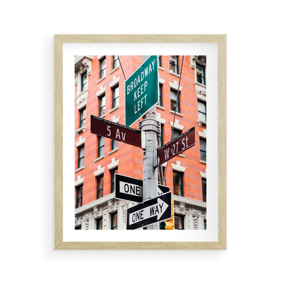 Plakat w ramie 40x50 - Namiastka wielkiego miasta - Nowy Jork, drogowskaz - rama drewno