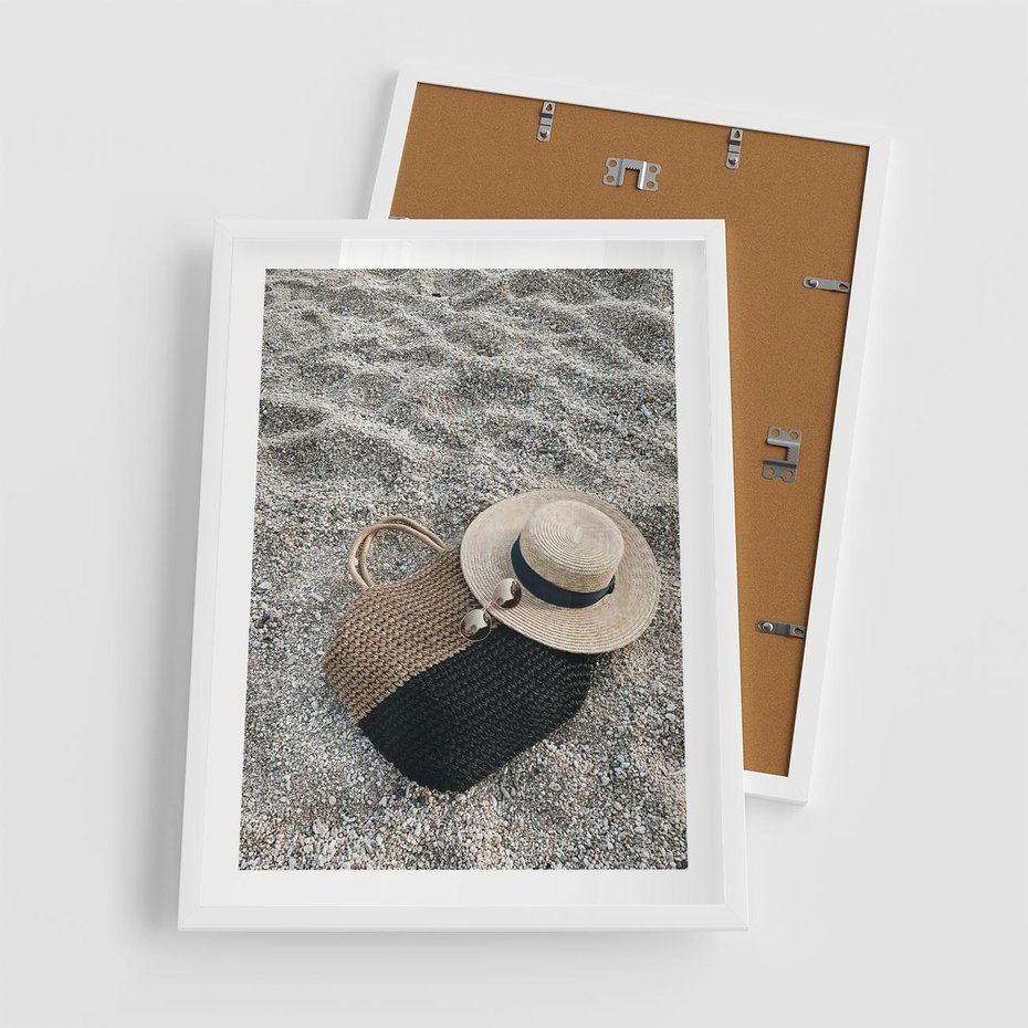 Plakat w ramie 50x70 - Plażowe Przygotowania - torba plażowa, kapelusz - rama biała