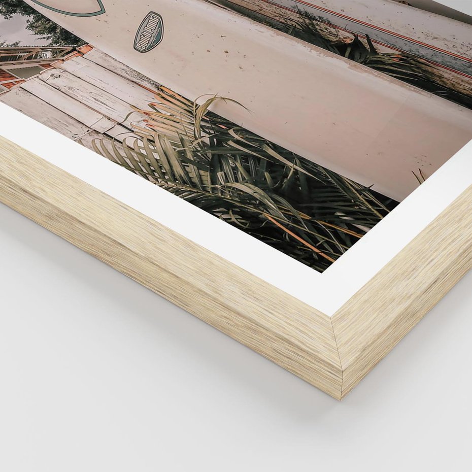 Plakat w ramie 50x70 - Deski Surfingowe czekają na Fale - deski surfingowe, stoją pod płotem - rama drewno