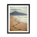 Plakat w ramie 50x70 - Ślady stóp na plaży - plaża, ślady - rama czarna
