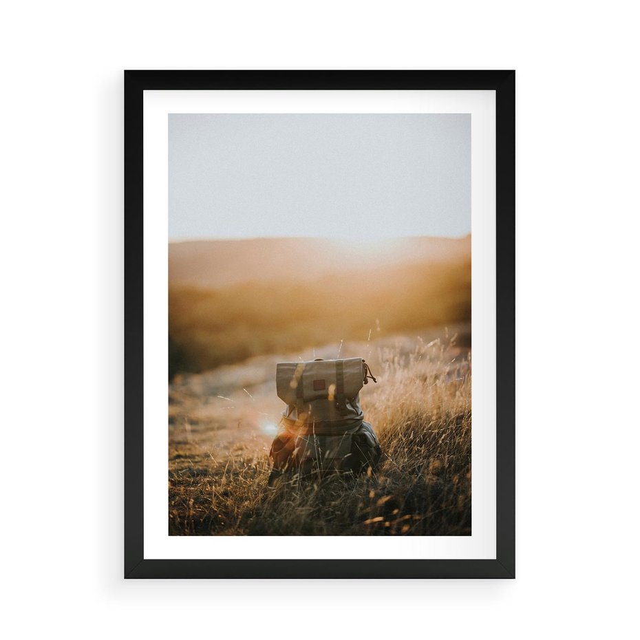 Plakat w ramie 50x70 - Podróżniczy bukiet na łące - plecak, podróż - rama czarna