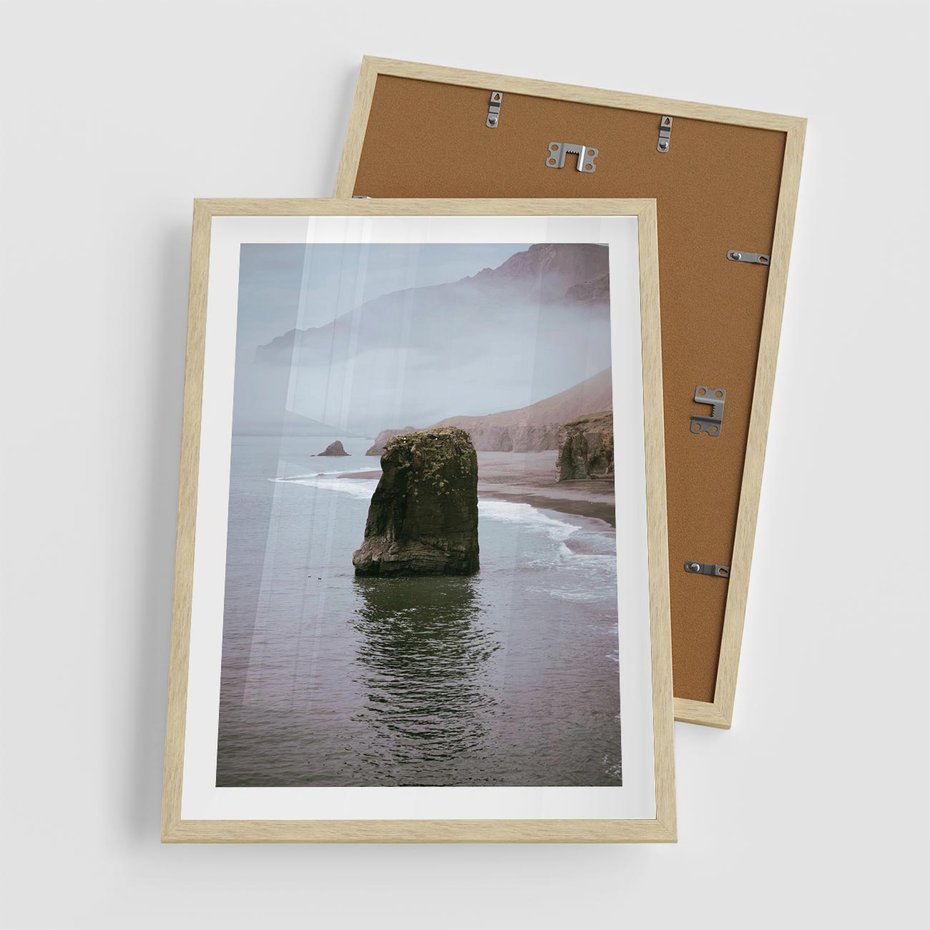 Plakat w ramie 50x70 - Północna Dzikość: Skaliste Klify nad Morzem - skały, klify - rama drewno