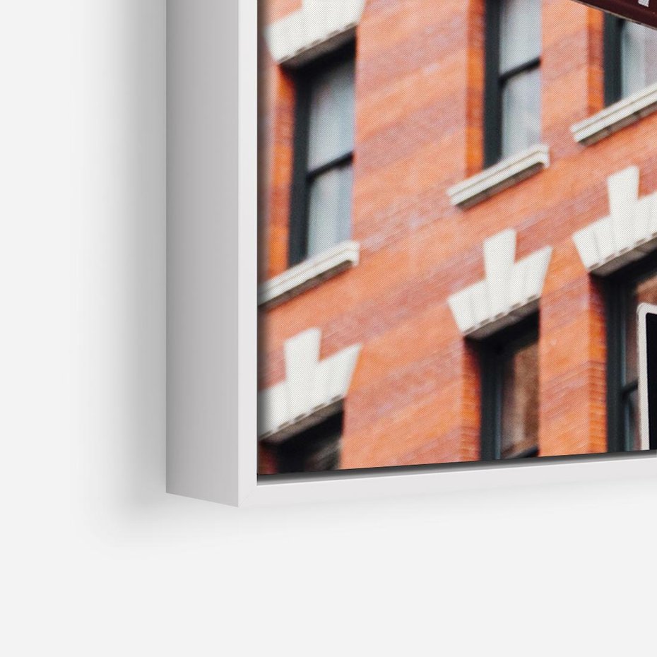 Obraz w ramie 100x70 - Namiastka wielkiego miasta - Nowy Jork, drogowskaz - rama biała