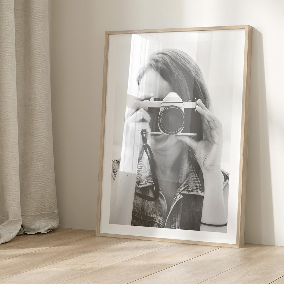 Plakat w ramie 50x70 - Zrób mi Zdjęcie - fotografia, kobieta z aparatem - rama drewno