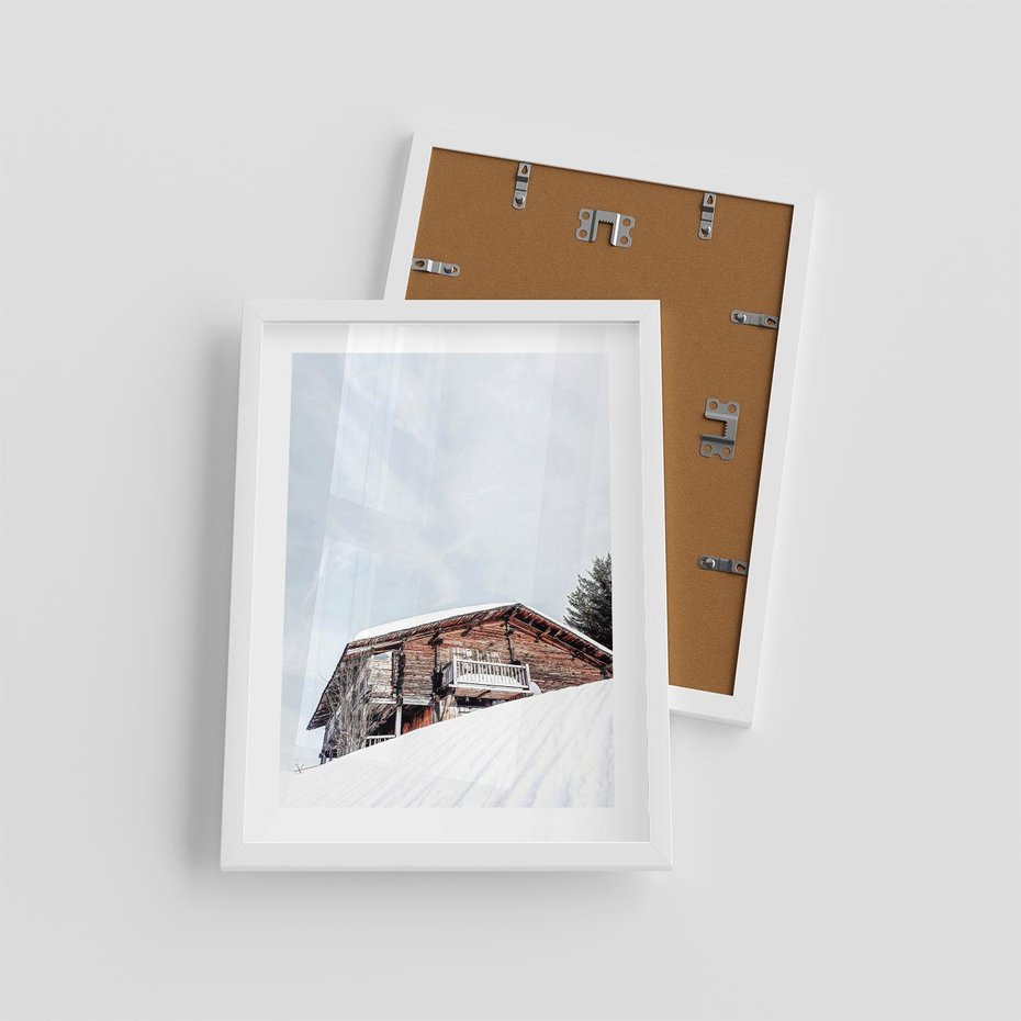 Plakat w ramie 30x40 - Spokój Górskiej Zimy - chatka w górach, domek górski - rama biała