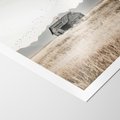 Plakat bez ramy 30x40 - Wiejska Idylla - stary drewniany dom w polu suchej trawy, fotografia