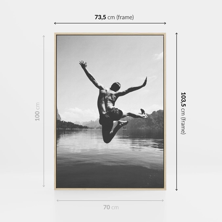 Obraz w ramie 70x100 - Beztroska Chwila - czarno biała fotografia, mężczyzna wesoło wskakuje do keziora w górach - rama drewno