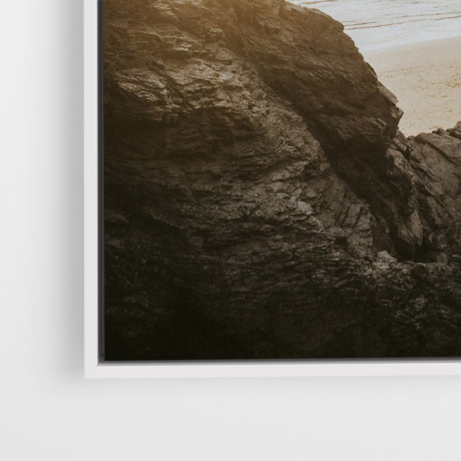 Obraz w ramie 50x70 - Magia Wieczornego Spokoju - plaża, zachód - rama biała