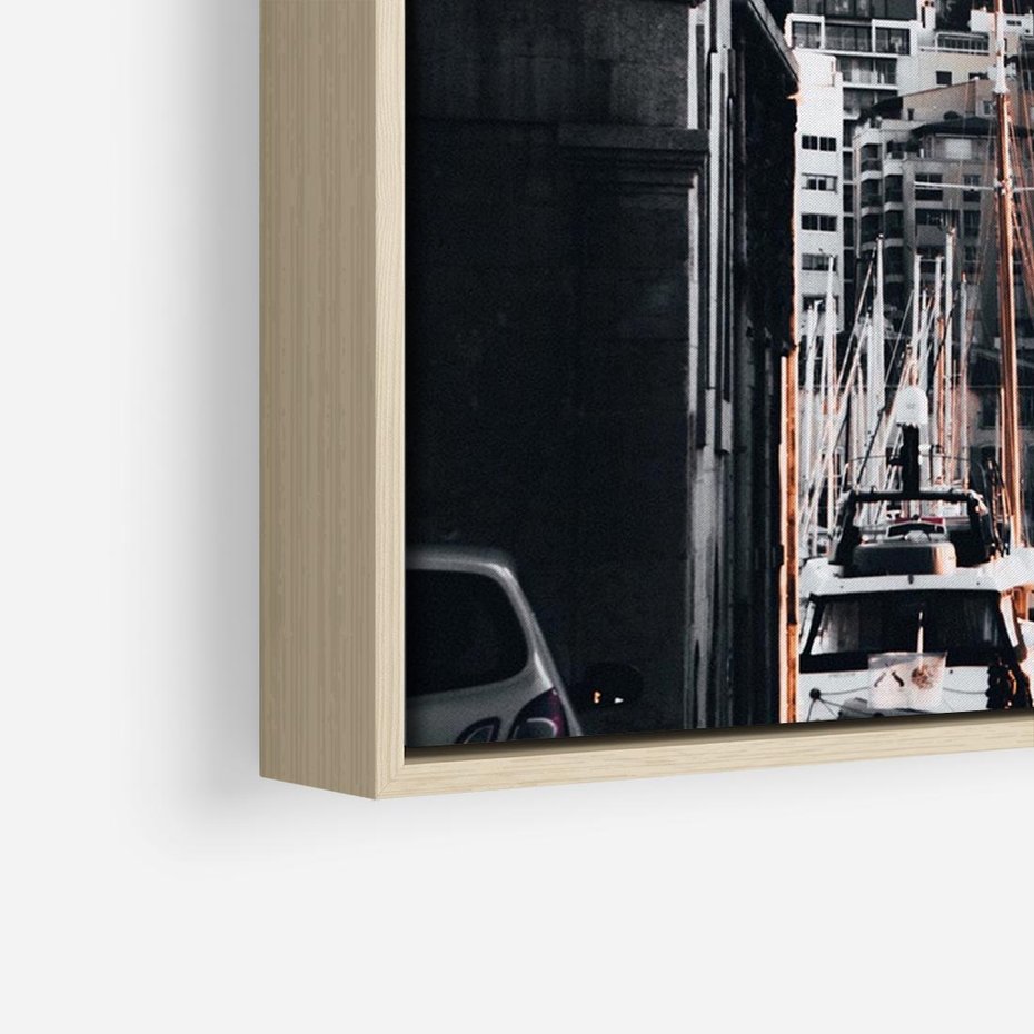 Obraz w ramie 70x50 - Światło Portowe - czarno białe zdjecie, uliczka w nadmorskim mieście - rama drewno