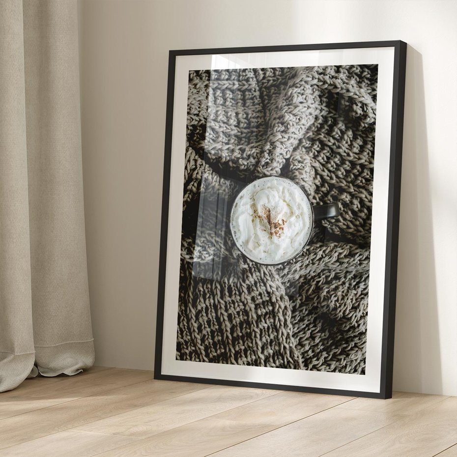 Plakat bez ramy 21x30 - Relaks z Kawą i Kocem - ciepły wełniany koc, kawa z bitą śmietaną