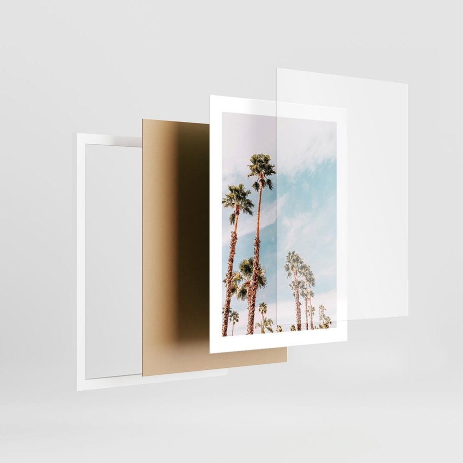 Plakat w ramie 30x40 - Tropikalna Sielskość: Palmy i Błękitne Niebo - palmy na tle błękitnego nieba - rama biała