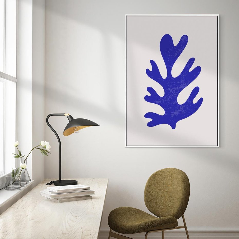 Obraz w ramie 50x70 - Przenikająca Struktura - boho plakat, niebieski liść w intensywnym kolorze - rama biała