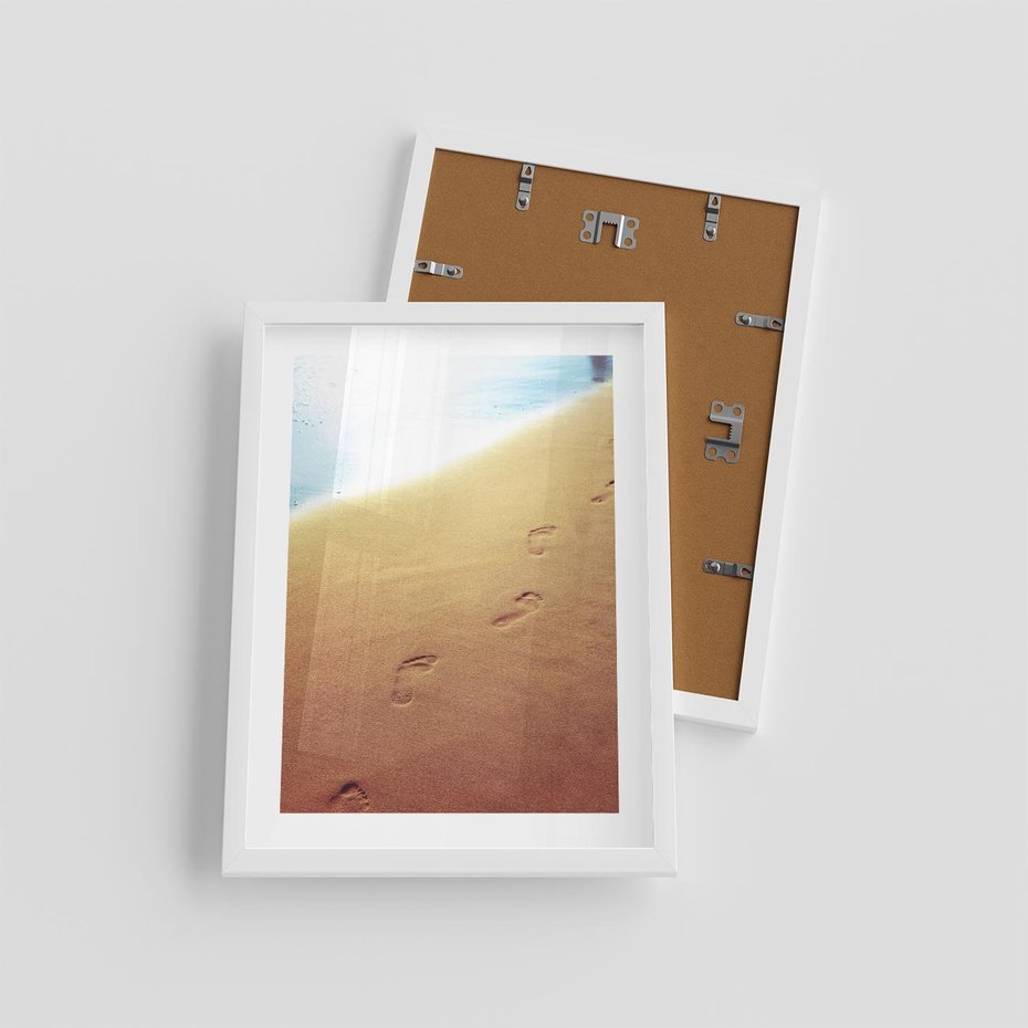 Plakat w ramie 30x40 - Ślad Przygody - ślady, stóp - rama biała