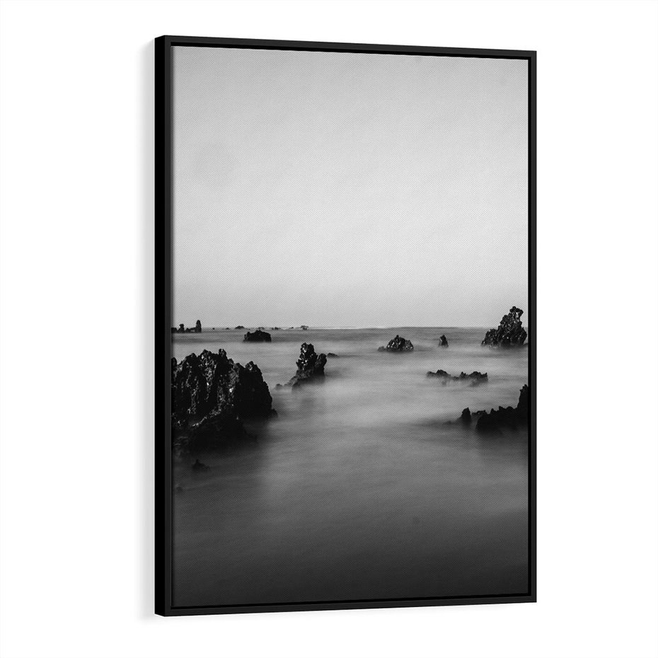 Obraz w ramie 50x70 - Harmonia świateł i cieni - zamglona dzika plaża, skały na plaży - rama czarna