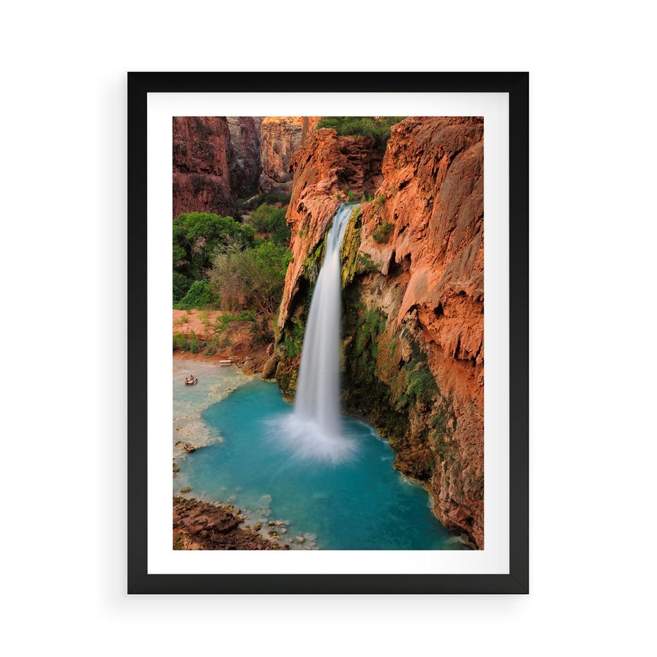 Plakat w ramie 50x70 - Wodospad wśród majestatycznych gór - wodospad, górski - rama czarna