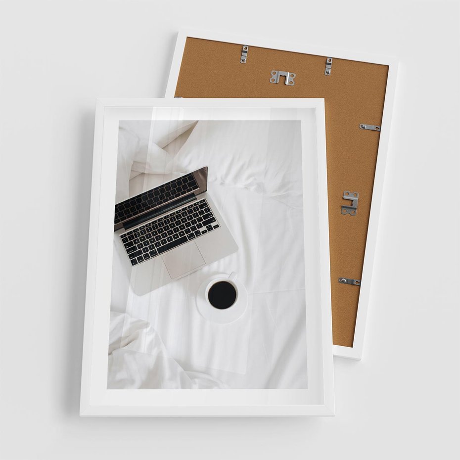 Plakat w ramie 50x70 - Relaks w Łóżku: Kawa i Laptop w Pościeli - komputer, na łóżku - rama biała