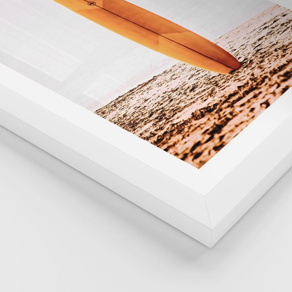 Plakat w ramie 50x70 - Deska w Piasku: Gotowa na Fale - plaża, pomarańczowa deska surfingowa wbita w piasek - rama biała