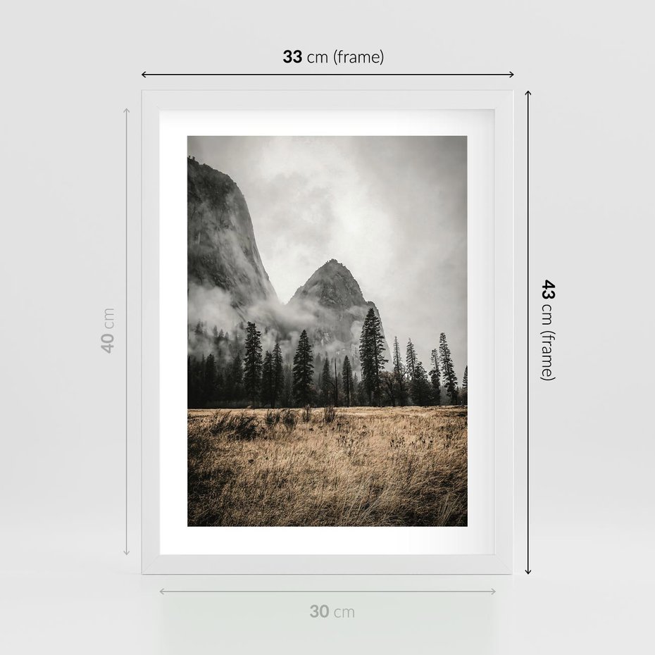 Plakat w ramie 30x40 - Mglisty Pejzaż Górski: Urok Niewidzialnośc - góry, krajobraz - rama biała