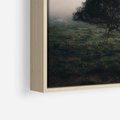 Obraz w ramie 50x50 - Zamglona Prostota - artystyczna fotografia, samotne drzewo na zamglonej łące - rama drewno
