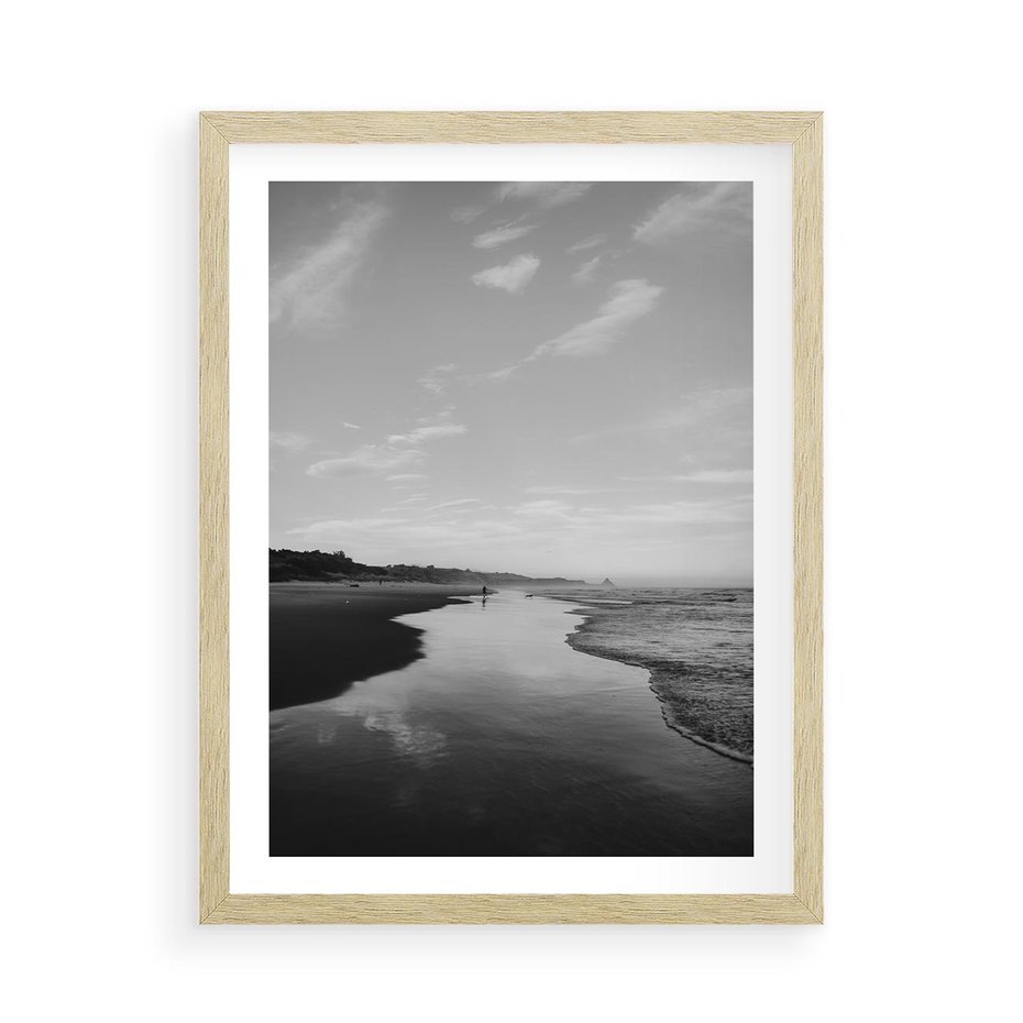 Plakat w ramie 50x70 - Nadmorska Melodia - czarno białe zdjęcie, plaża - rama drewno