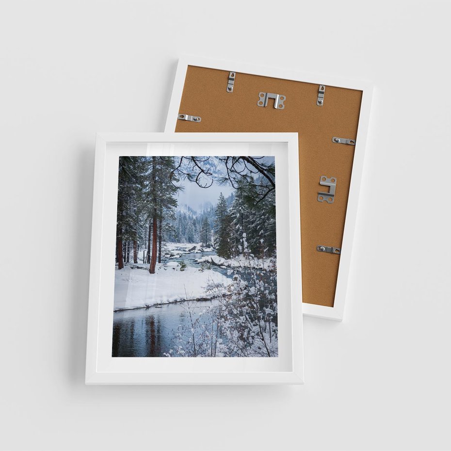 Plakat w ramie 40x50 - Śnieżne cuda - zima, las - rama biała