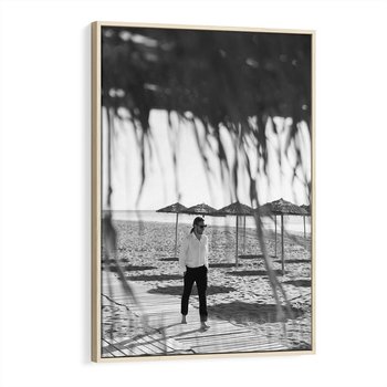 Obraz w ramie 80x120 - Wakacyjny Spacer - czarno białe zdjecie, plaża - rama drewno