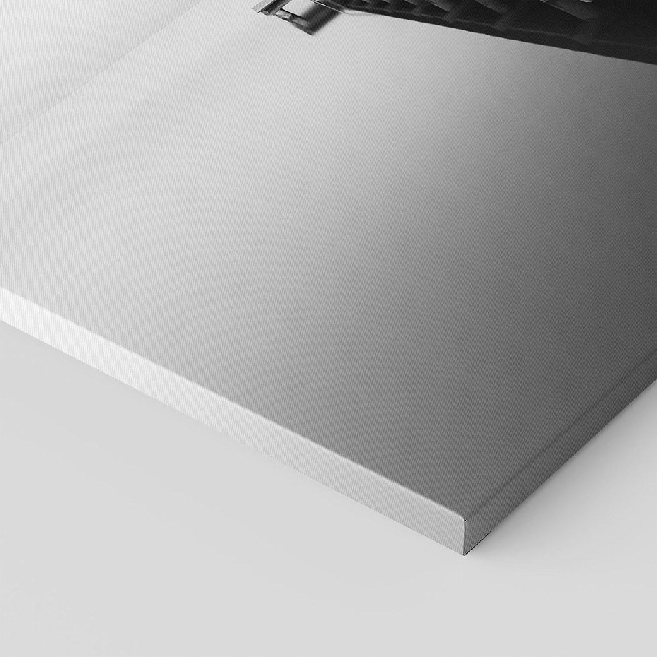 Obraz na płótnie 120x80 - Mglista Perspektywa - czarno biała fotografia, drewniany pomost na jeziorze