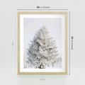 Plakat w ramie 40x50 - Zimowa Poezja w Ośnieżonym Drzewie - ośnieżone drzewo, zima - rama drewno