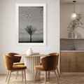 Plakat bez ramy 21x30 - Samotne Drzewo - samotne drzewo w polu, czarno białe zdjęcie