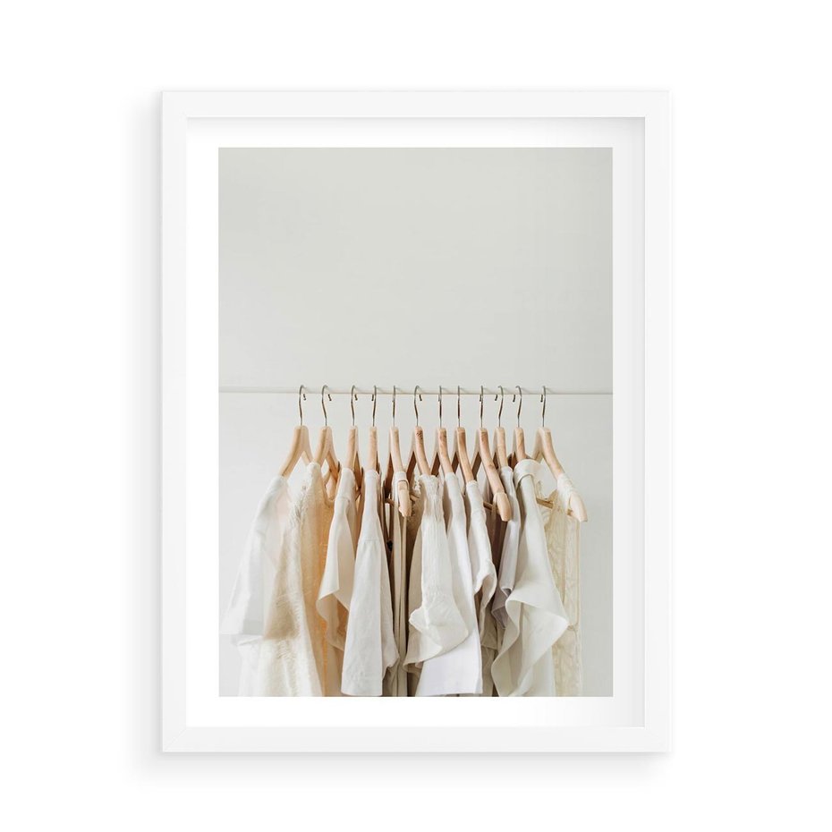 Plakat w ramie 50x70 - Elegancja Prostoty - ubrania, modowa fotografia - rama biała