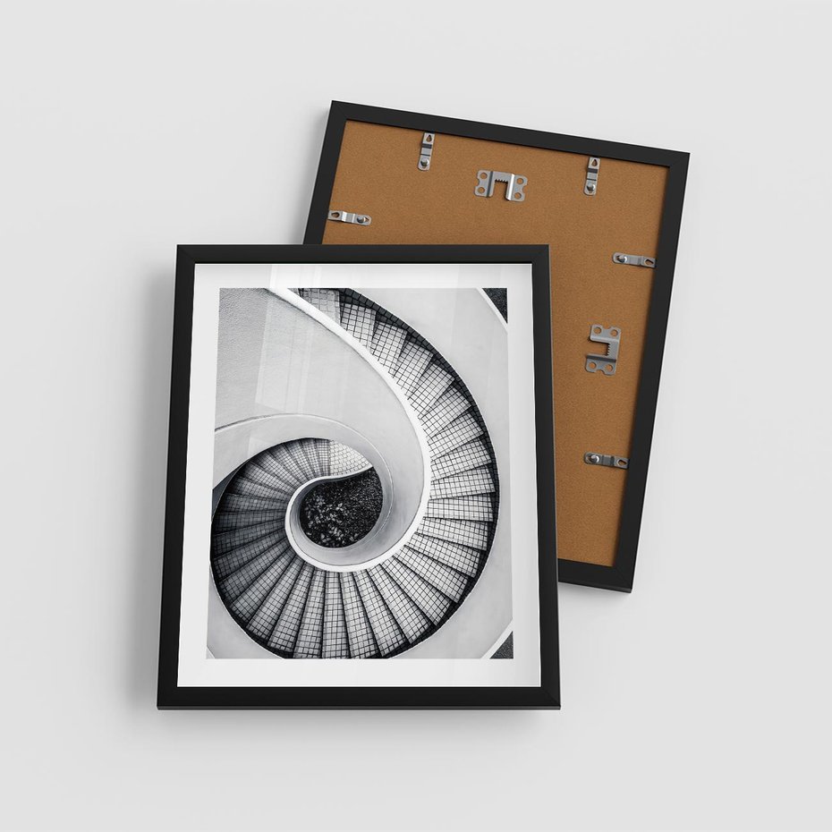 Plakat w ramie 40x50 - Nowoczesne Schody: Kręcone Piękno - nowoczesna architektura, kręcone schody - rama czarna