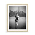 Plakat w ramie 50x70 - Kapiel w Mieście - czarno białe zdjęcie, kobieta wchodzi do wody - rama drewno