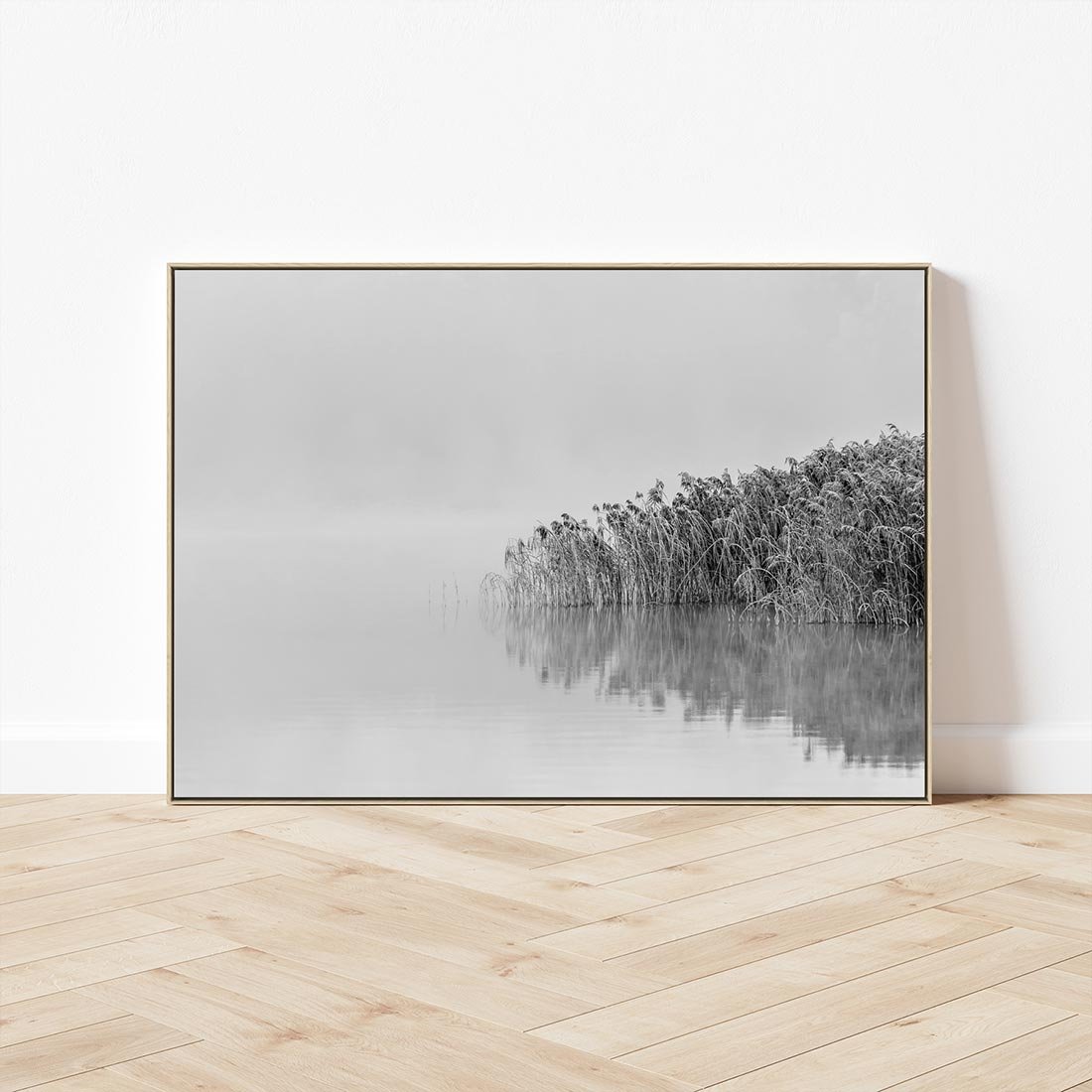 Obraz w ramie 120x80 - Mglisty Brzeg Jeziora - czarno białe zdjęcie, zamglone jezioro - rama drewno