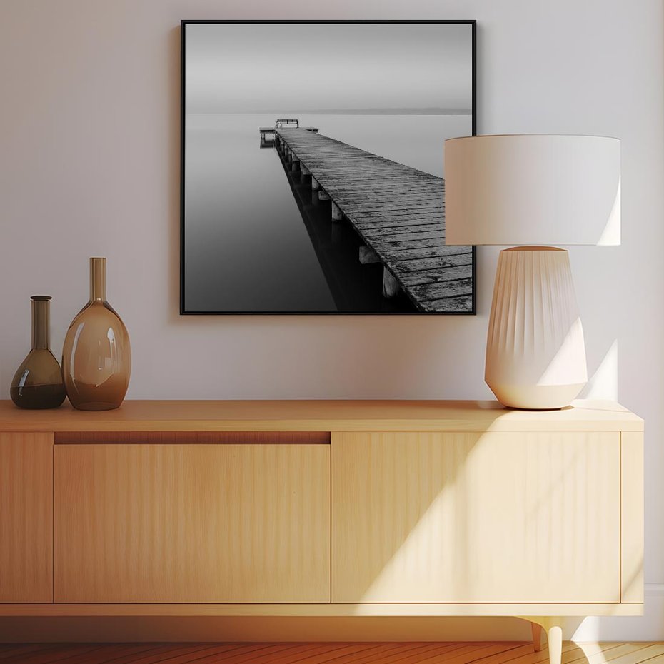 Obraz w ramie 50x50 - Mglista Perspektywa - czarno biała fotografia, drewniany pomost na jeziorze - rama czarna