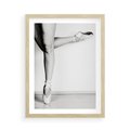 Plakat w ramie 50x70 - Tańcząca Delikatność - artystyczne zdjęcie, odcienie szarości - rama drewno