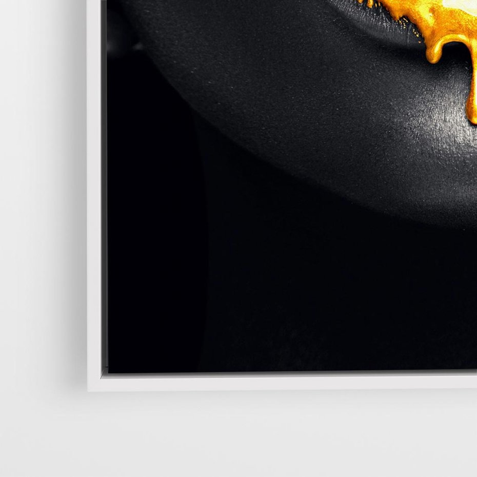 Obraz w ramie 50x50 - Złote Usta Kobiety - złote, usta - rama biała