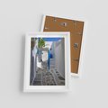 Plakat w ramie 30x40 - Uroki Santorini: Perspektywiczna Uliczka - uliczka, perspektywa - rama biała